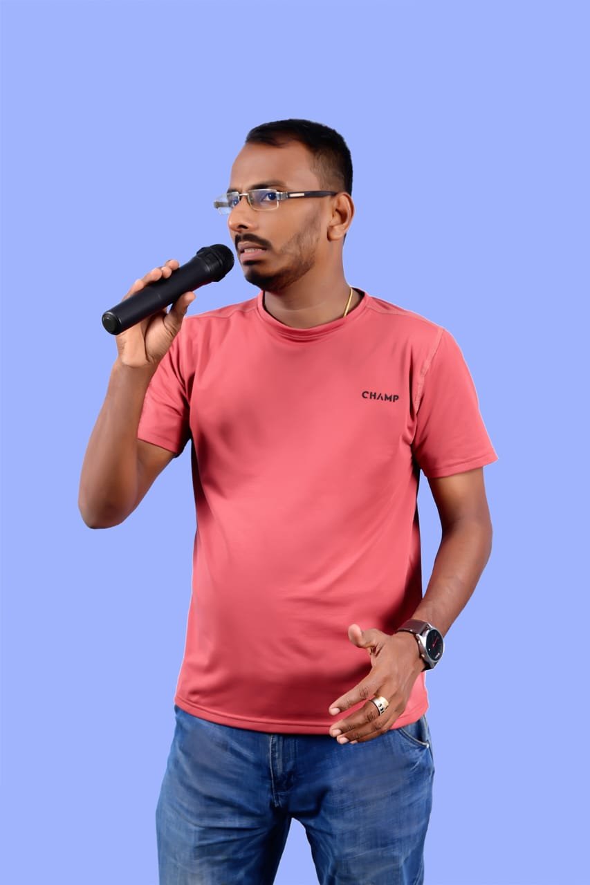 Amila Indika Weligepola singing into a microphone